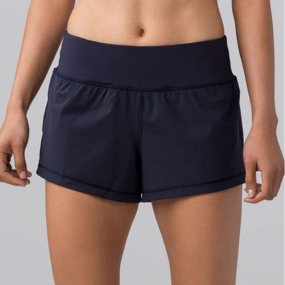 EUC Lululemon Final Lap Short (2.5")